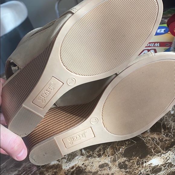 Shoes - Picture 4 of 4